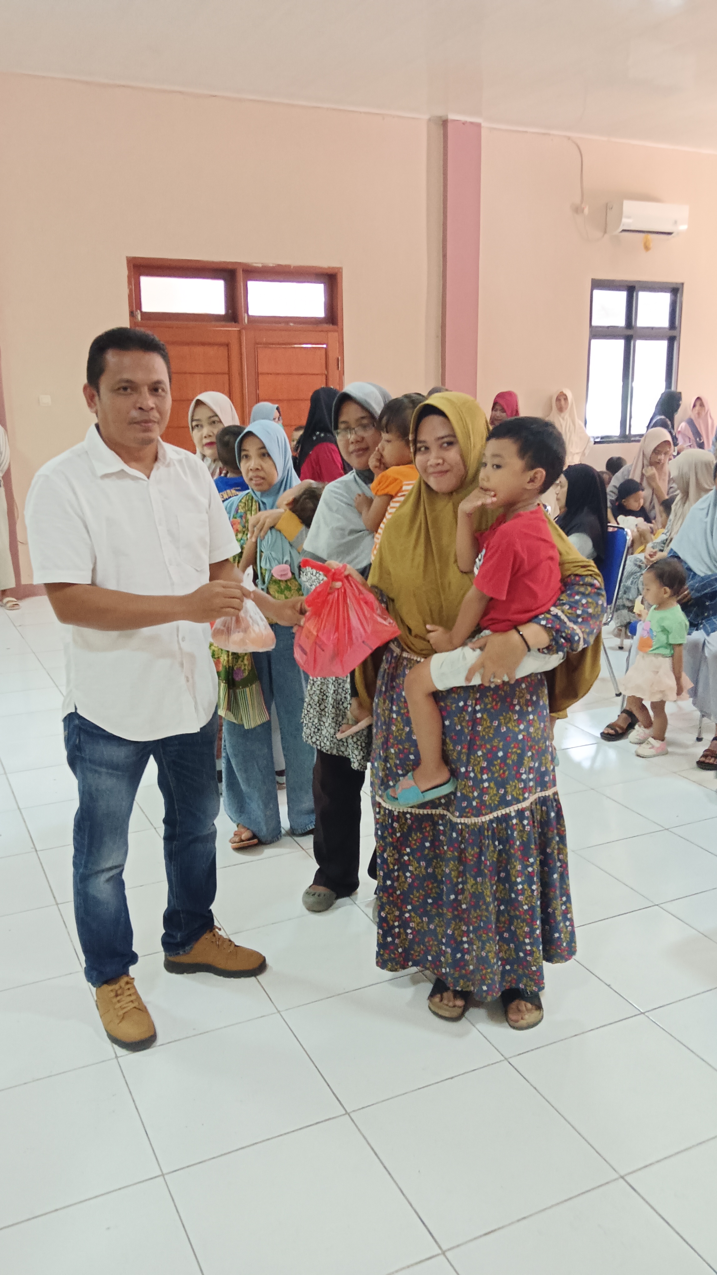 Bantuan susu dan telur untuk anak stunting kecamatan Cibarusah